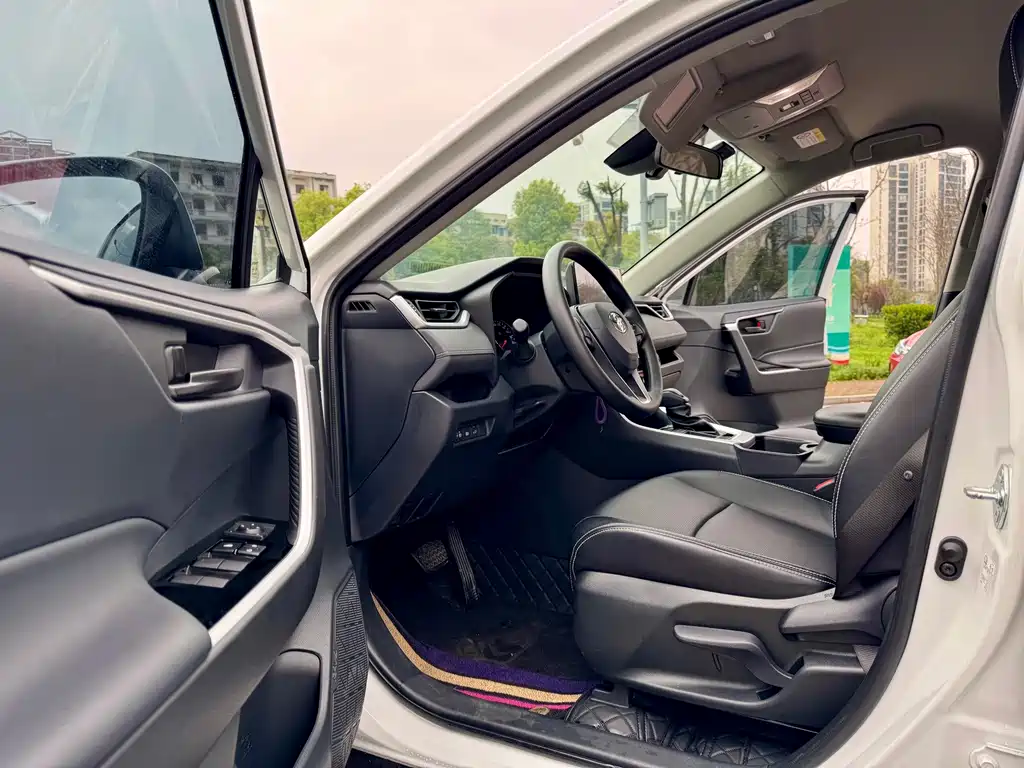 Toyota RAV4 — миниатюра 5