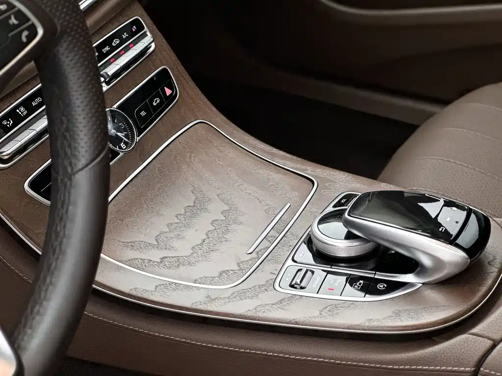 Mercedes-Benz E-Class — миниатюра 11