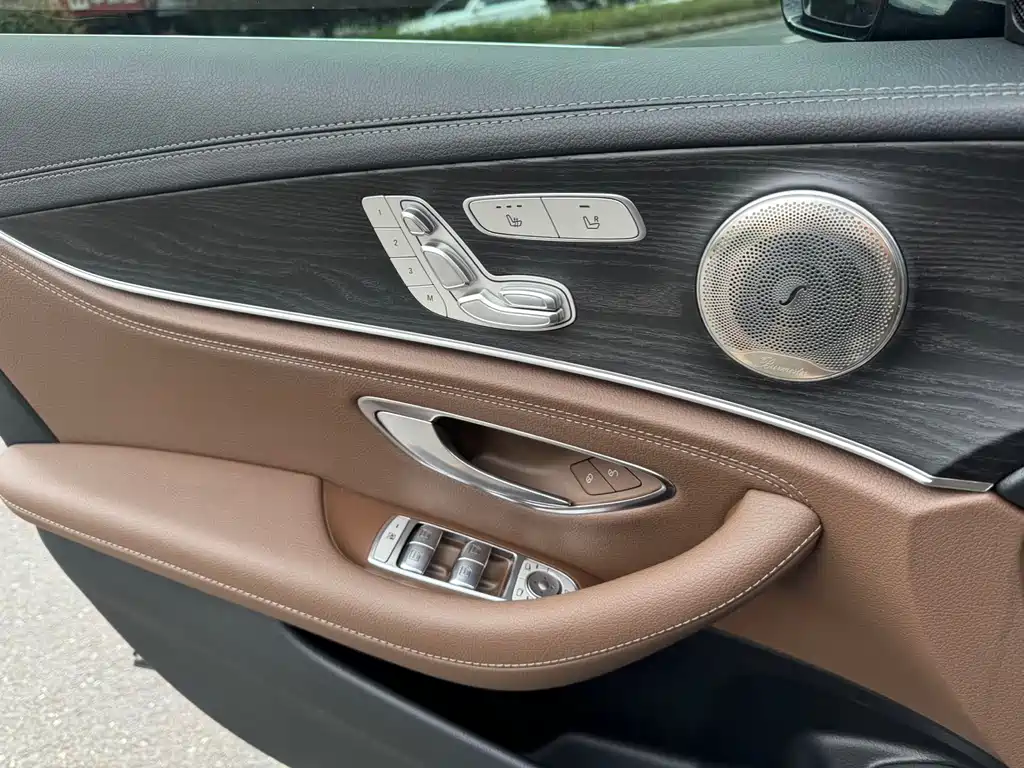 Mercedes-Benz E-Class — миниатюра 9