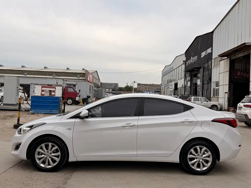 Hyundai Elantra 2016 1.6L AT