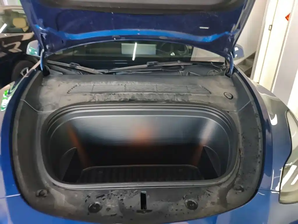 Tesla Model Y — миниатюра 20