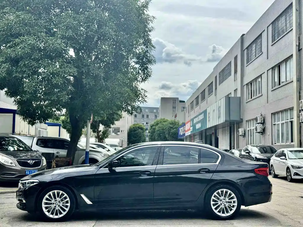 BMW 5 Series — миниатюра 9