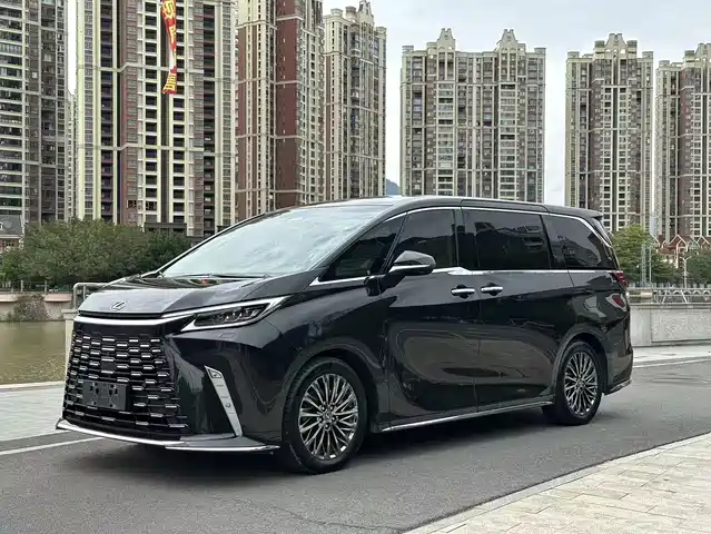 Lexus LM