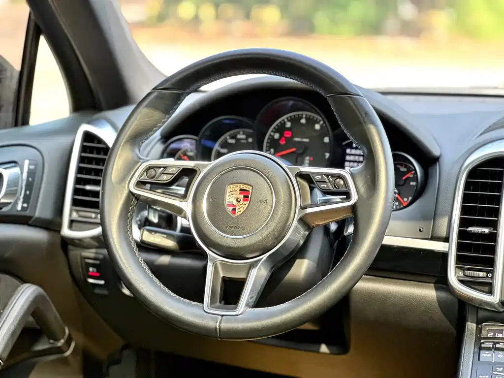 Porsche Cayenne — миниатюра 9