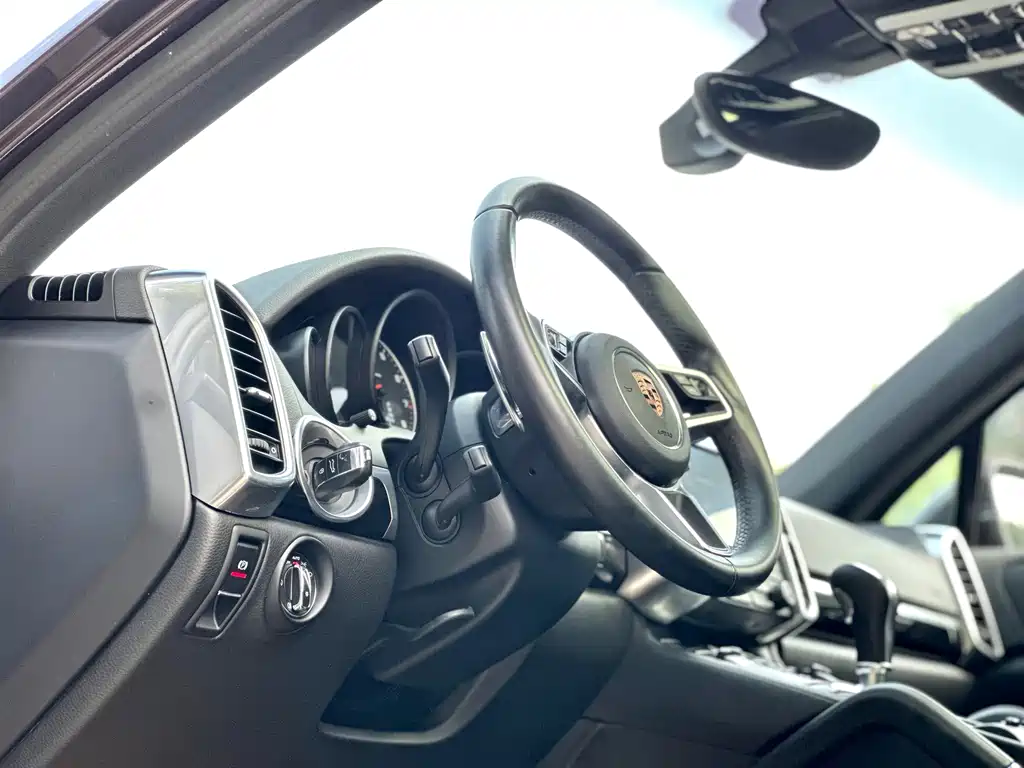 Porsche Cayenne — миниатюра 10
