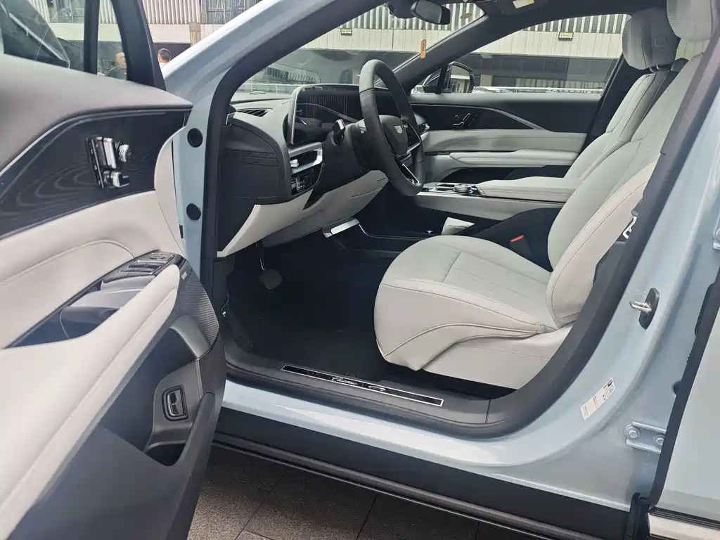 Cadillac IQ 2024 Luxury