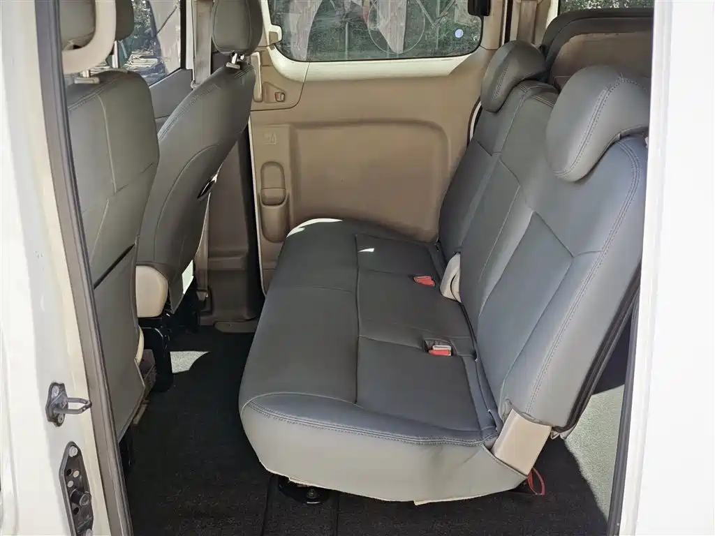 NISSAN NV200