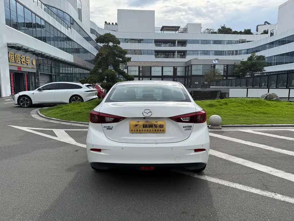 Mazda Mazda3 3 2017 1.5L AT Luxury V
