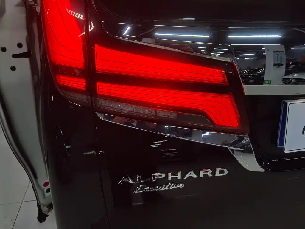 Toyota Alphard — миниатюра 22