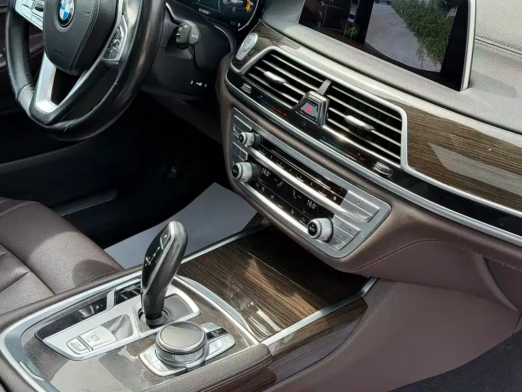 BMW 7 Series — миниатюра 15