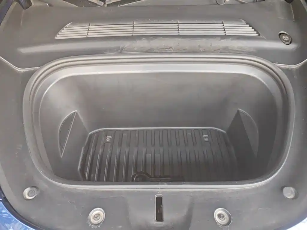 Tesla Model Y — миниатюра 20
