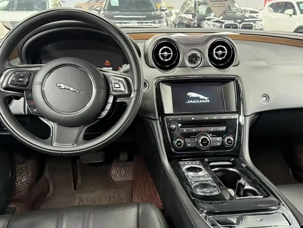 Jaguar XJ — миниатюра 8