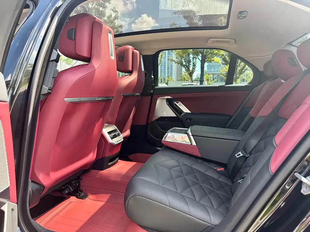 BMW 7 Series — миниатюра 11