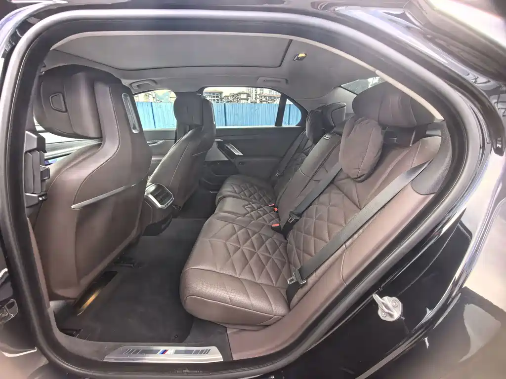 BMW 7 Series — миниатюра 9