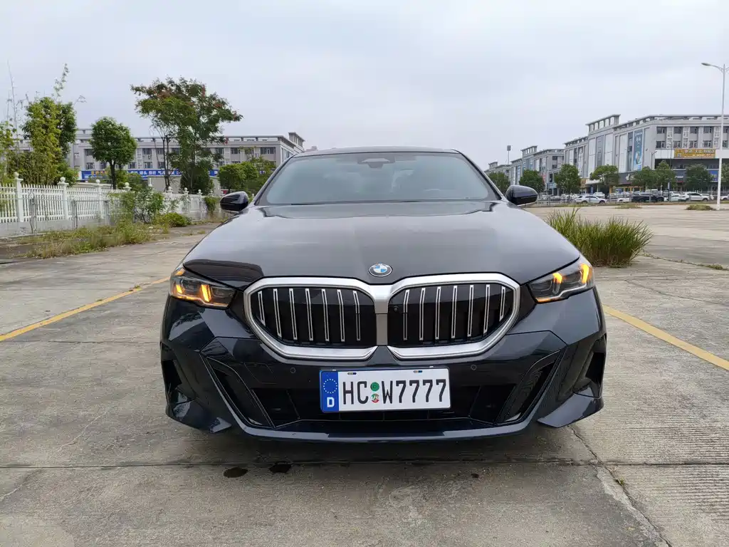 BMW 5 Series — миниатюра 2