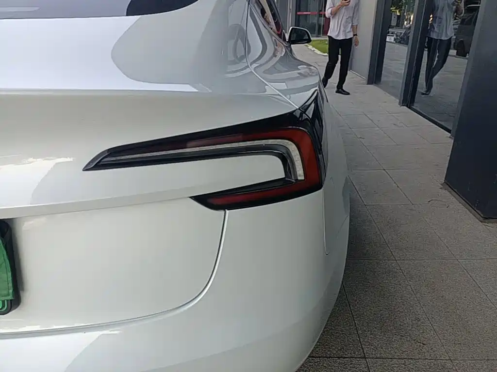 Tesla Model 3 — миниатюра 8