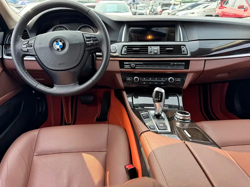 BMW 5 Series — миниатюра 10