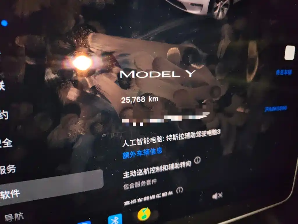 Tesla Model Y — миниатюра 8