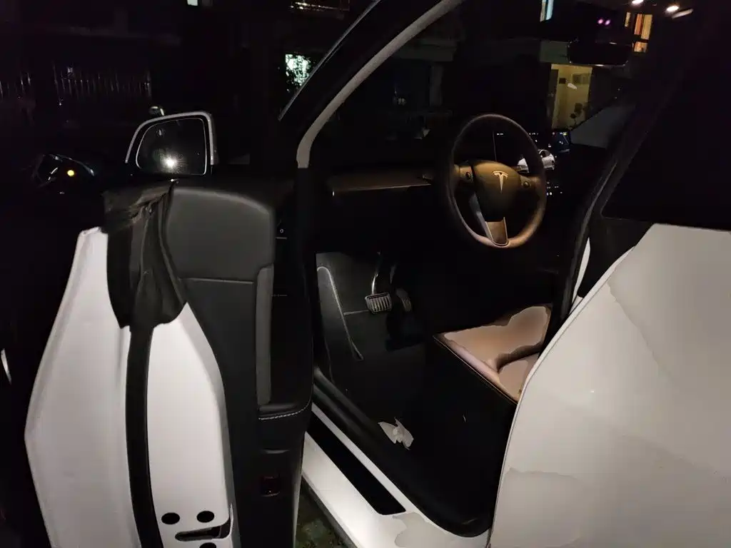 Tesla Model Y — миниатюра 12