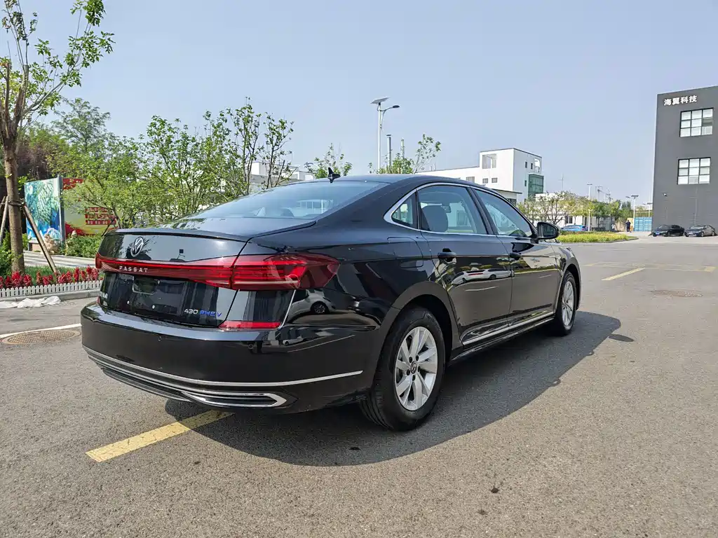 Volkswagen Passat PHEV — миниатюра 8