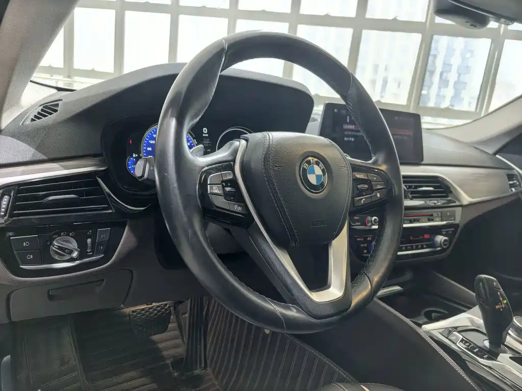 BMW 5 Series — миниатюра 7