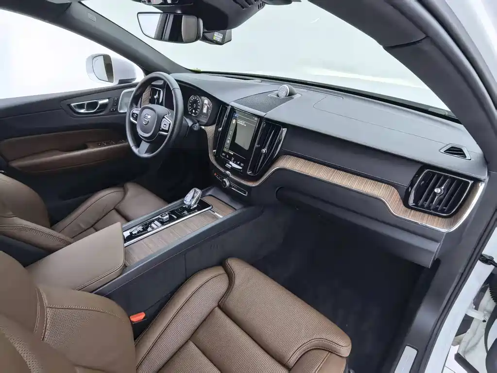 Volvo XC60 PHEV — миниатюра 8