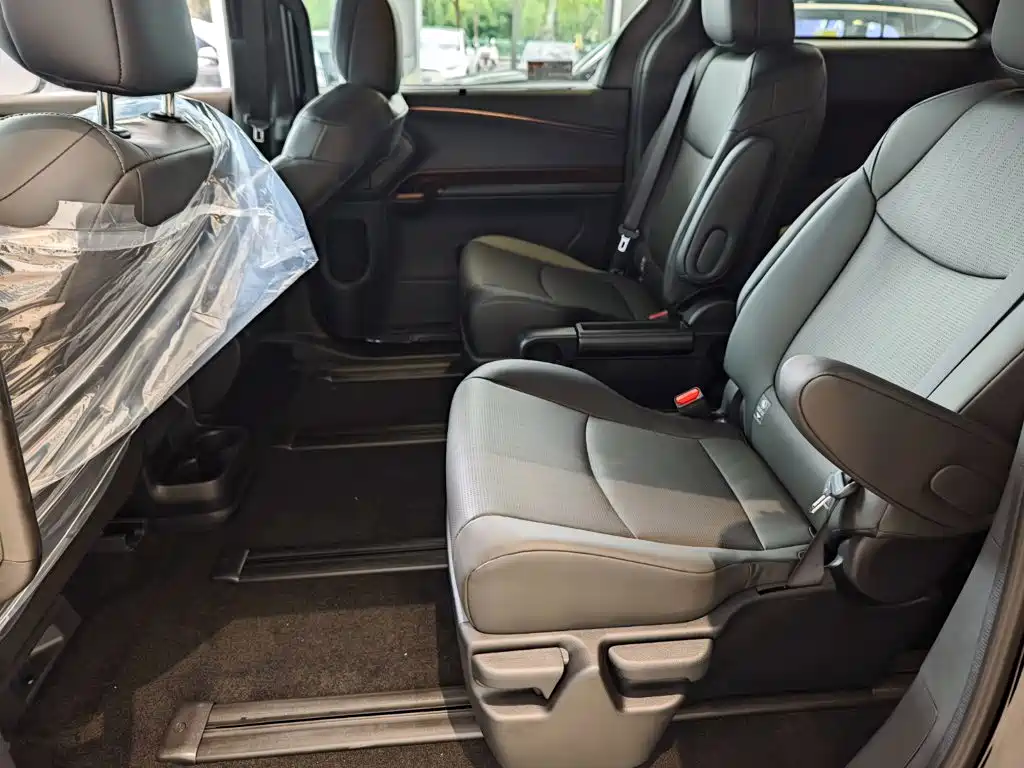 Toyota Granvia — миниатюра 11