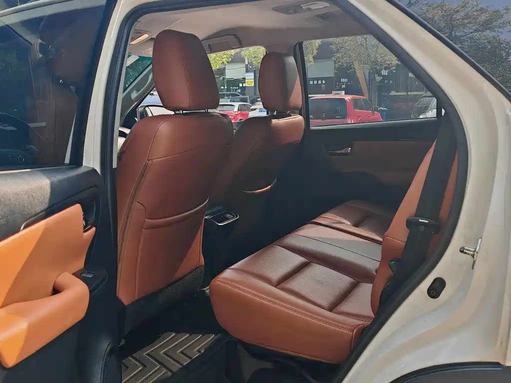Toyota Fortuner — миниатюра 5