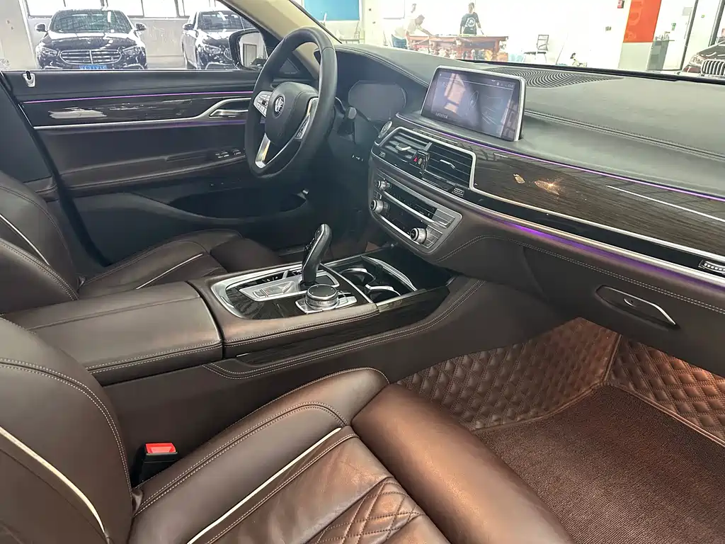 BMW 7 Series — миниатюра 5