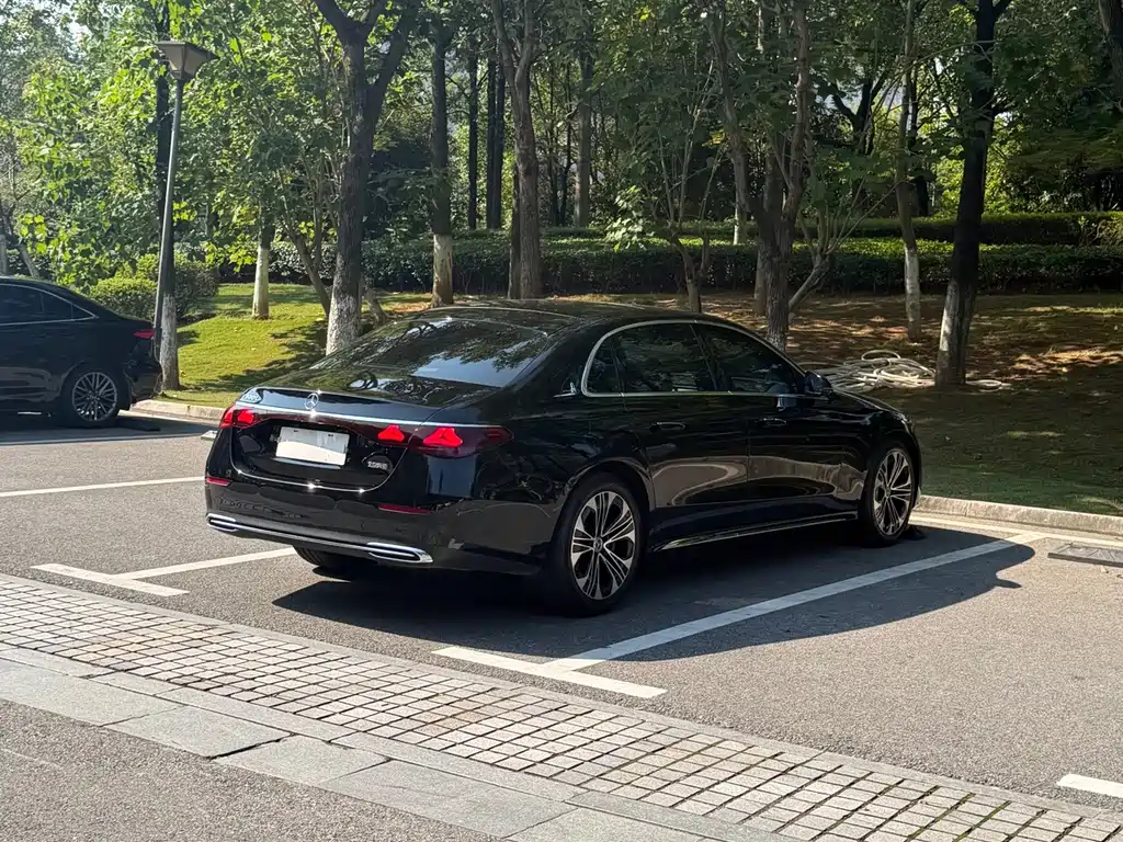Mercedes-Benz E-Class — миниатюра 10