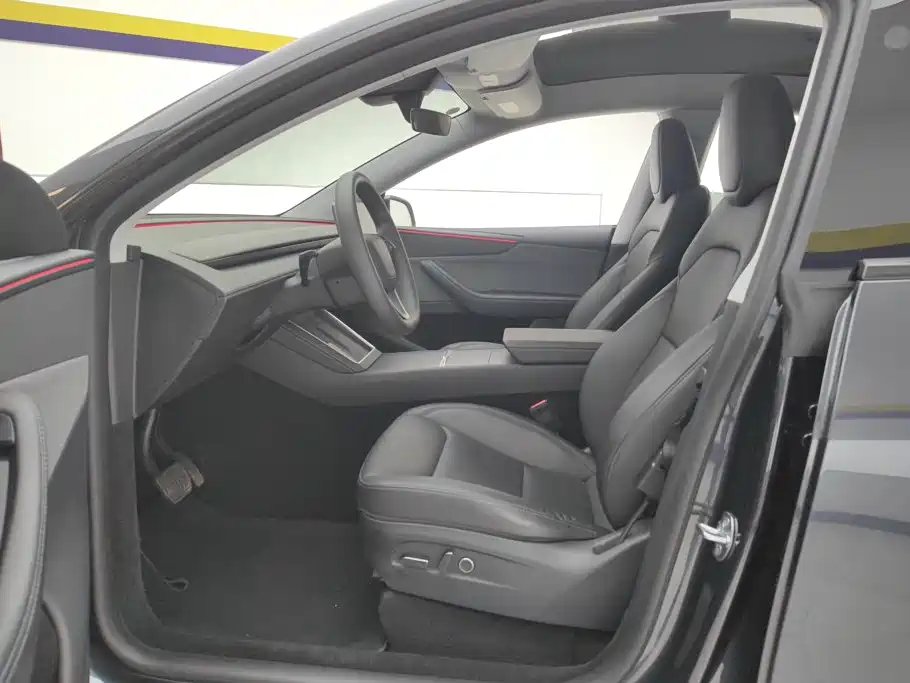 Tesla Model Y — миниатюра 9
