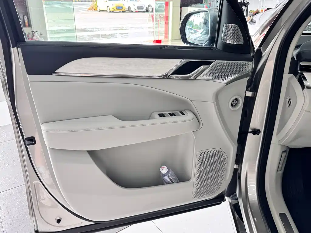 Volvo EM90 — миниатюра 13