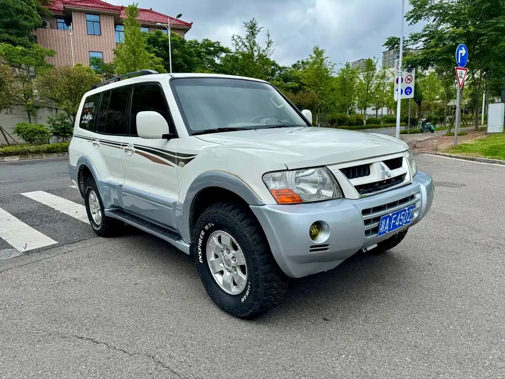 Mitsubishi Pajero — миниатюра 3