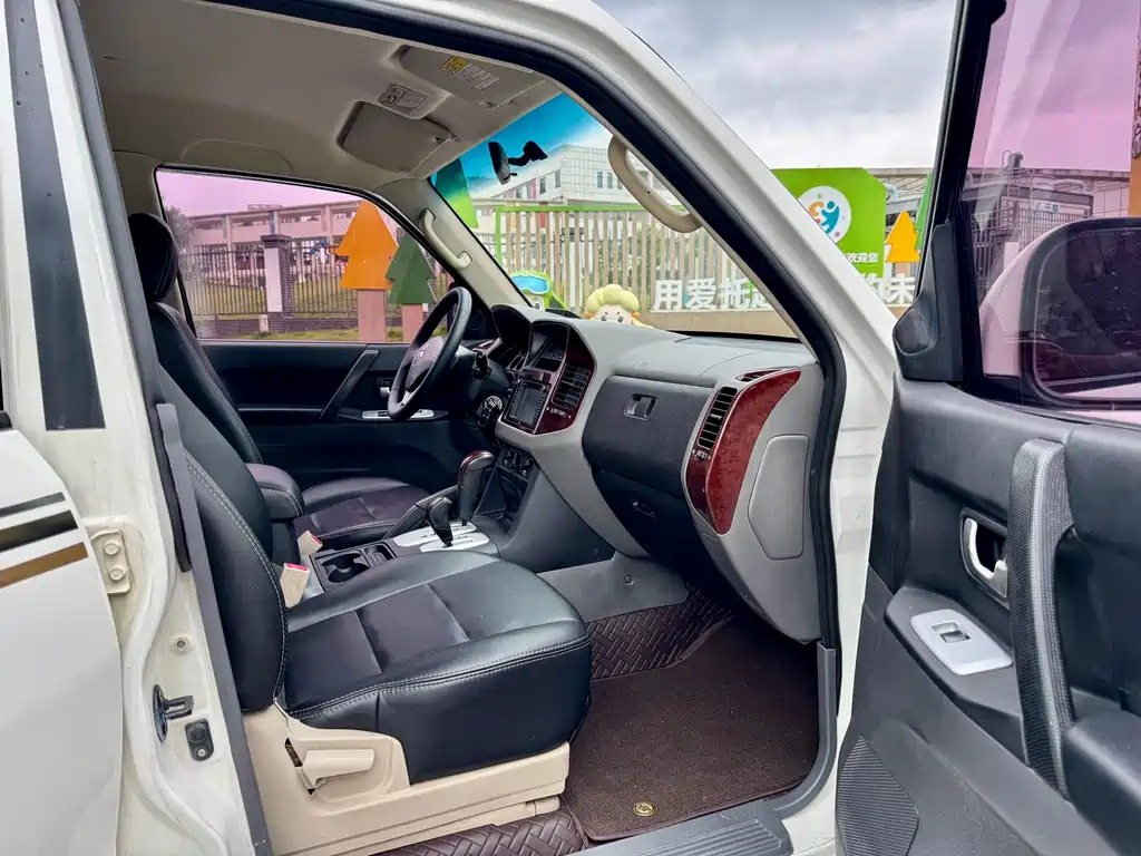 Mitsubishi Pajero — миниатюра 6