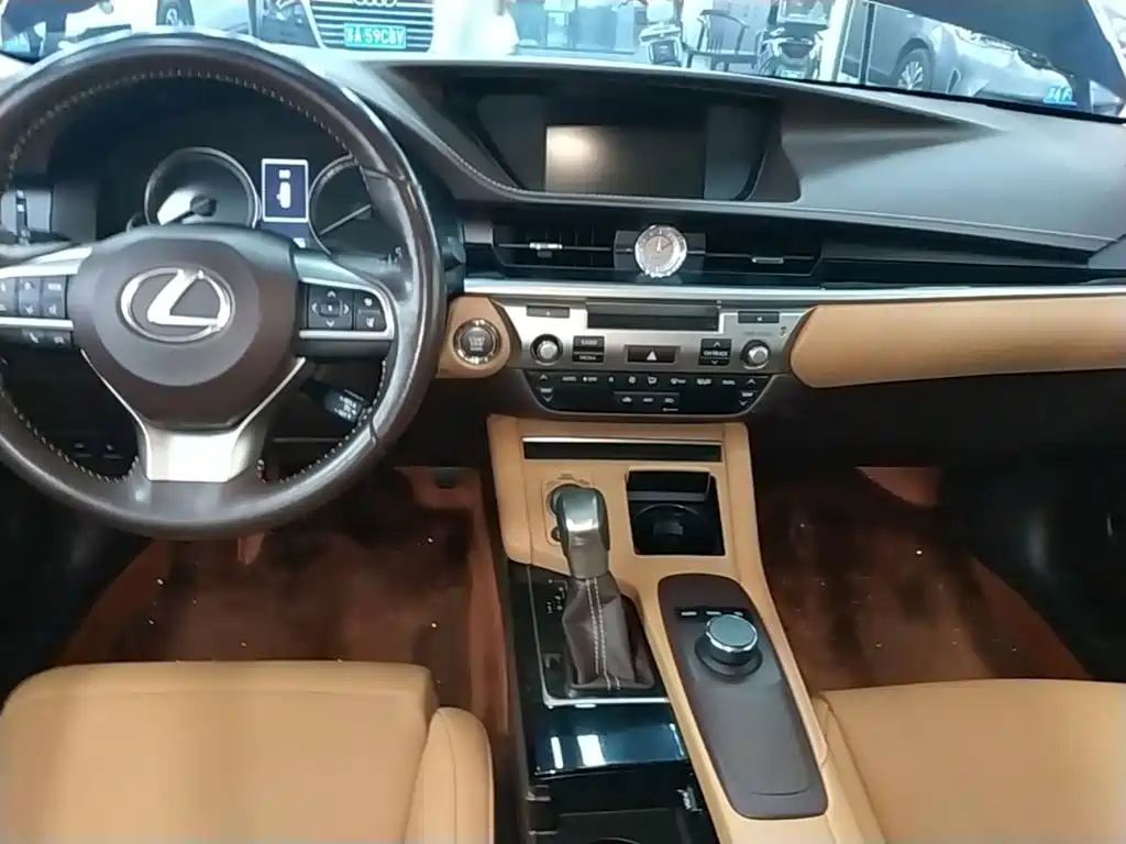 Lexus ES — миниатюра 13