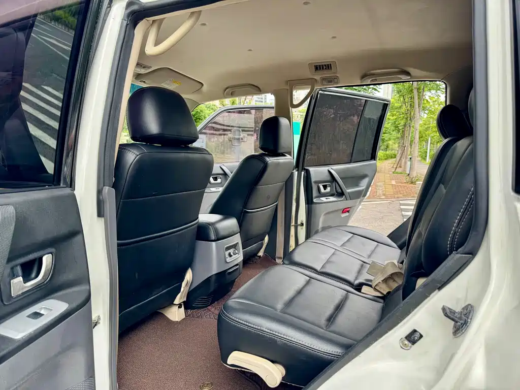 Mitsubishi Pajero — миниатюра 5