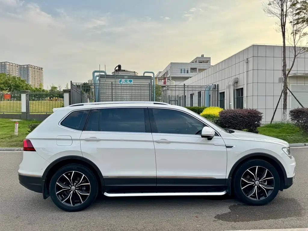 Volkswagen Tiguan L — миниатюра 19