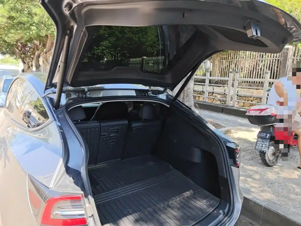 Tesla Model Y — миниатюра 19