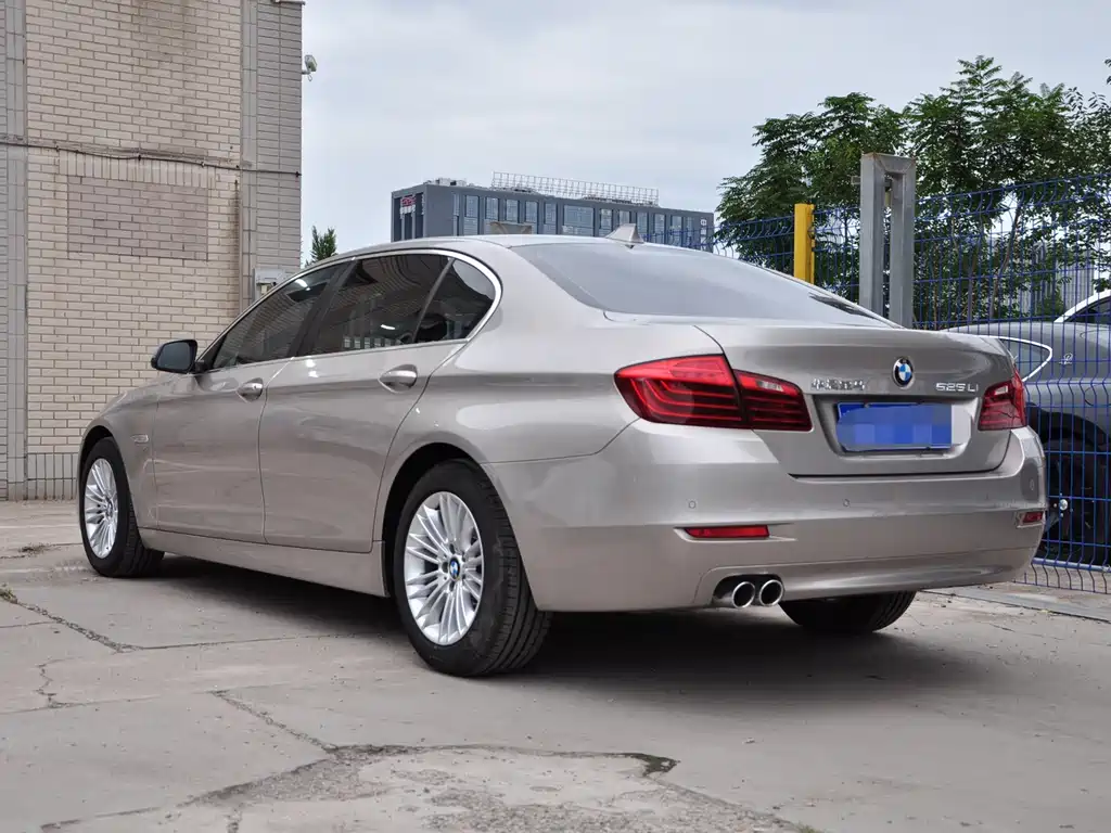 BMW 5 Series — миниатюра 4