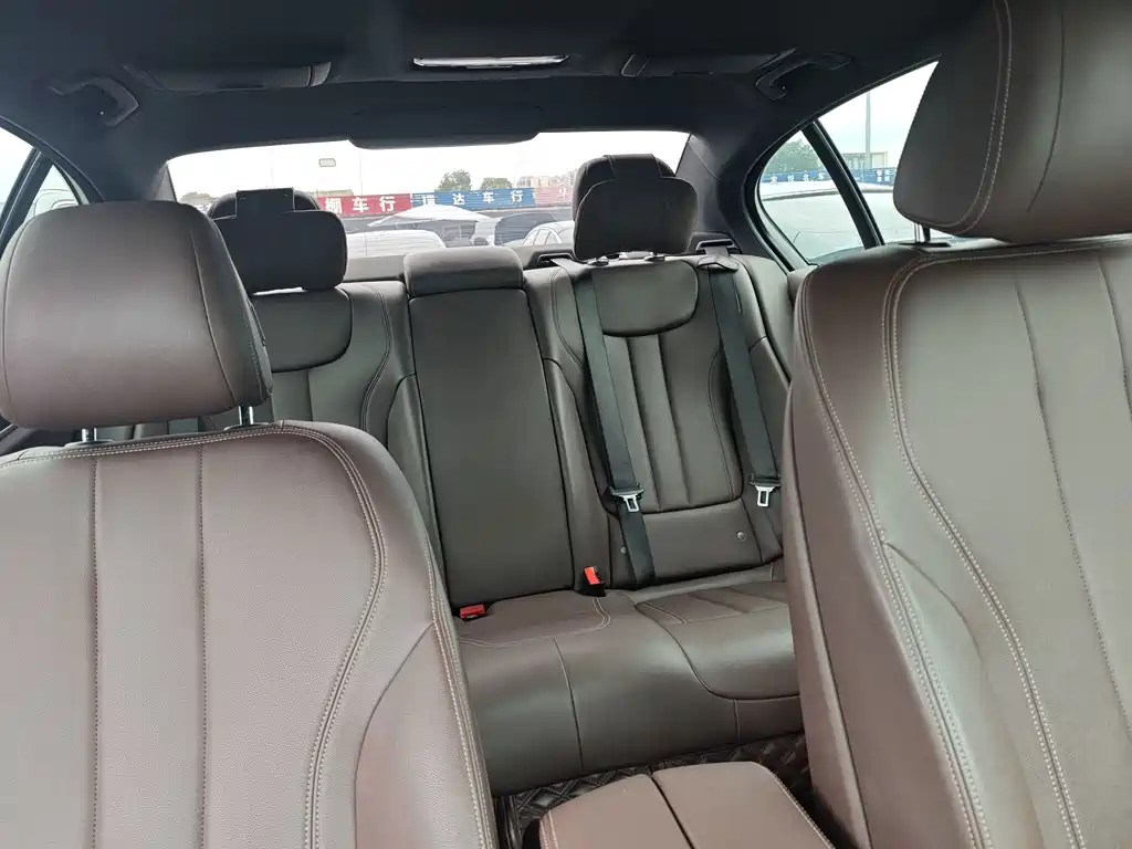 BMW 5 Series — миниатюра 11