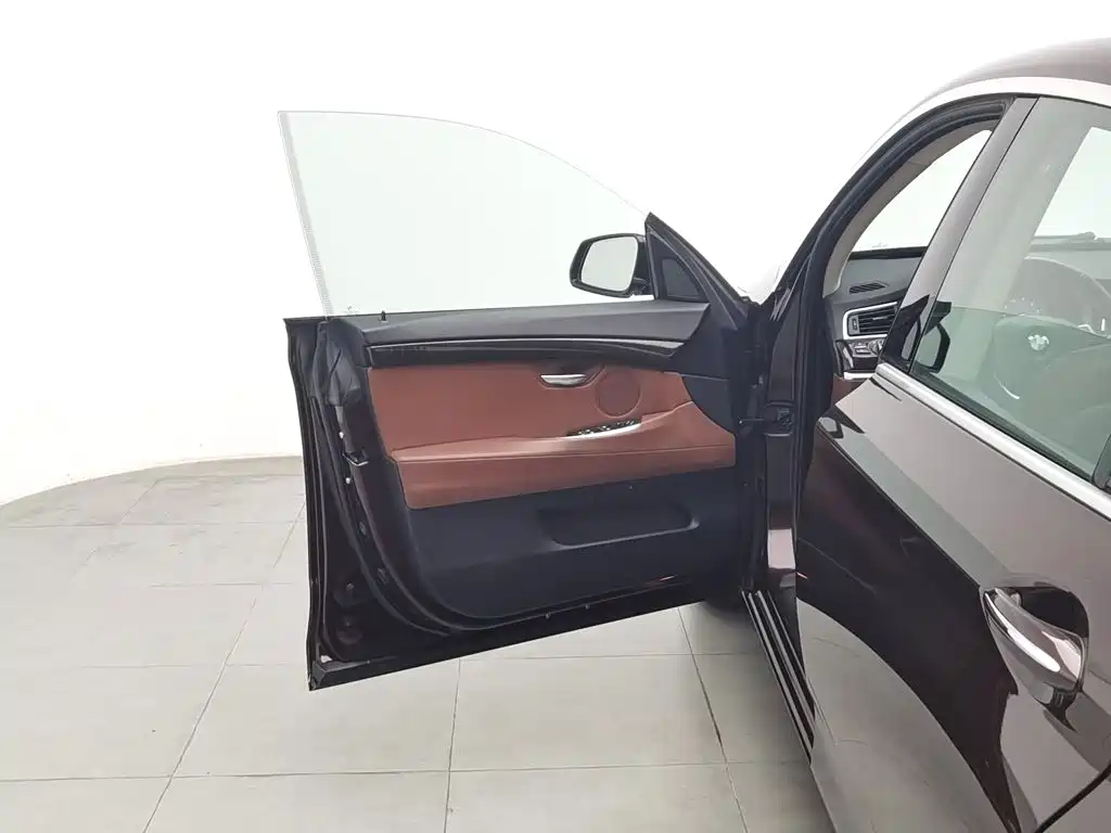 BMW 5 Series GT — миниатюра 8