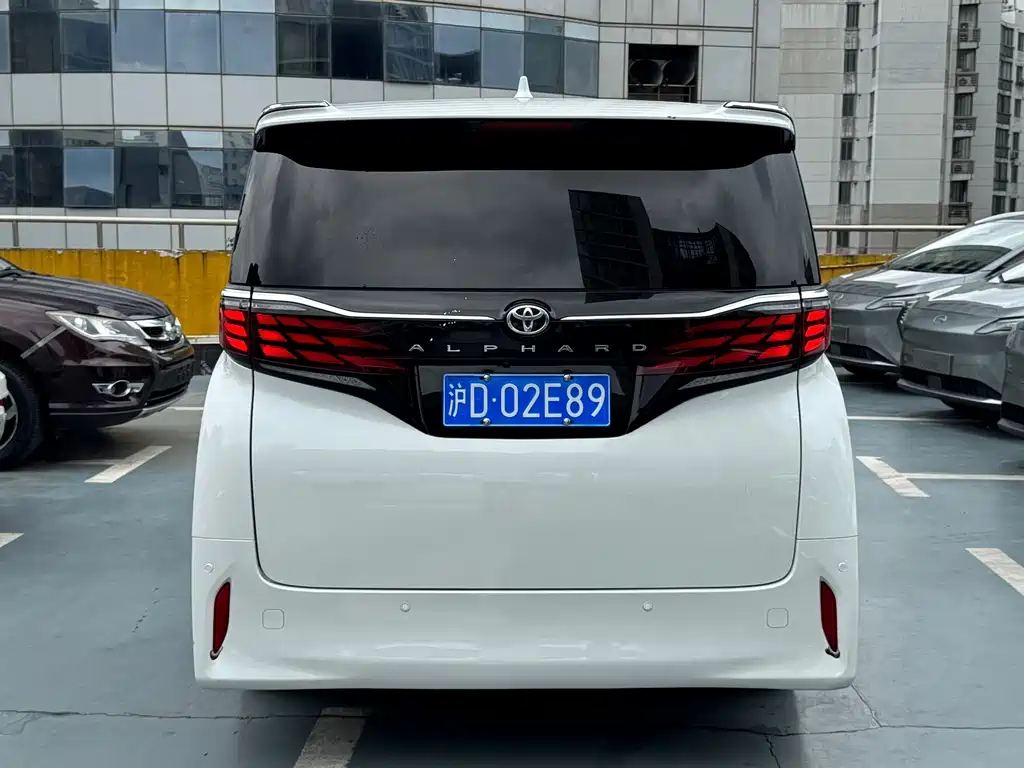 Toyota Alphard — миниатюра 4