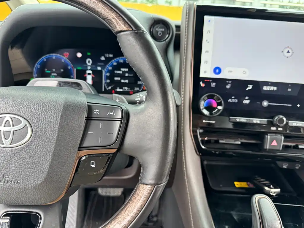 Toyota Alphard — миниатюра 18