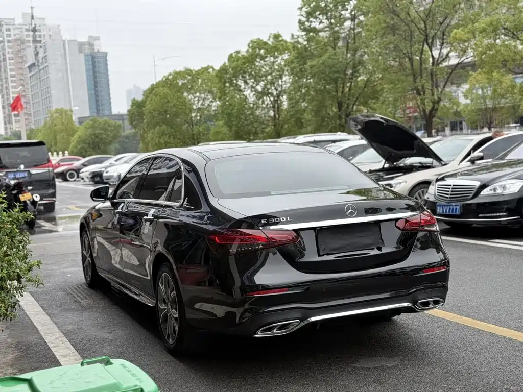 Mercedes-Benz E-Class — миниатюра 11