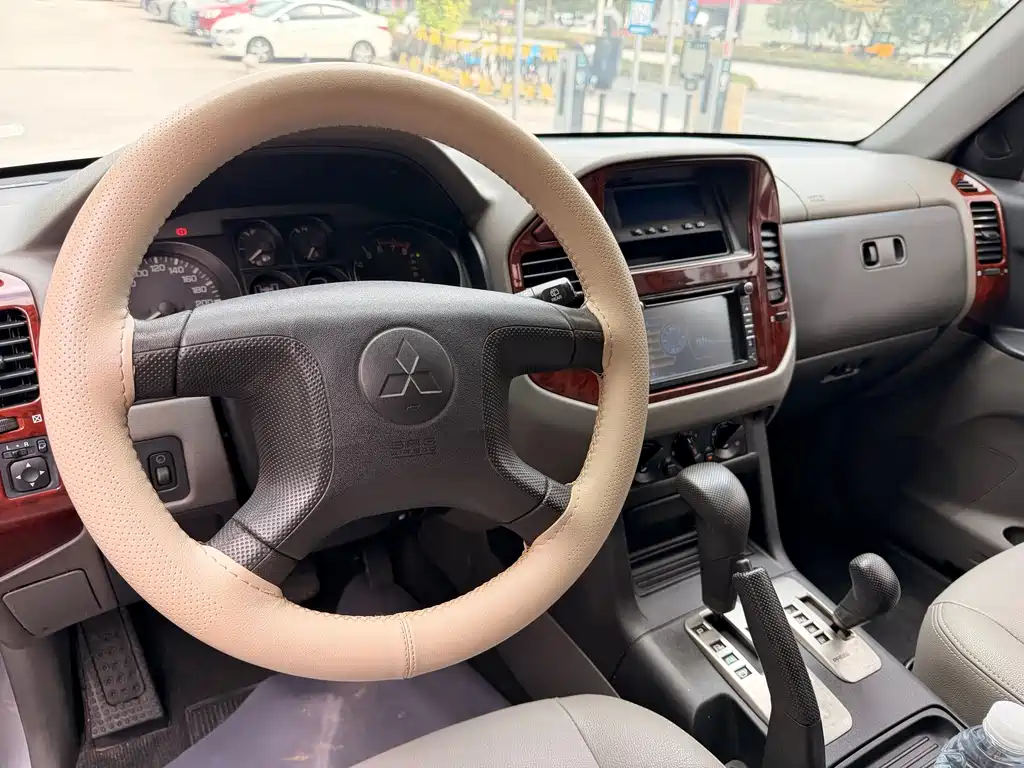 Mitsubishi Pajero (Import) — миниатюра 12