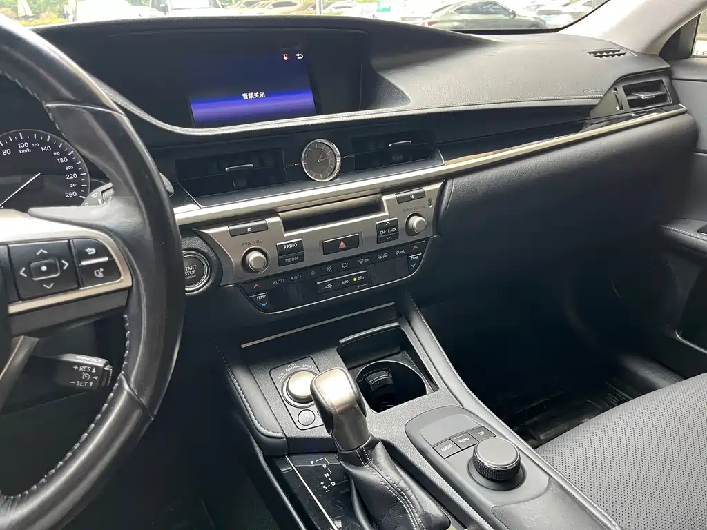 Lexus ES — миниатюра 16