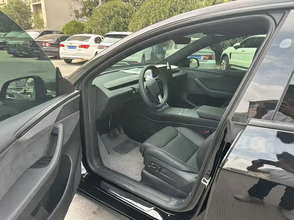 Tesla Model Y L — миниатюра 3