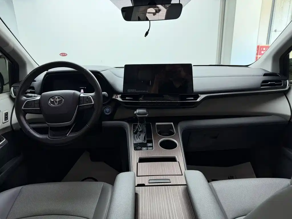 Toyota Granvia — миниатюра 16