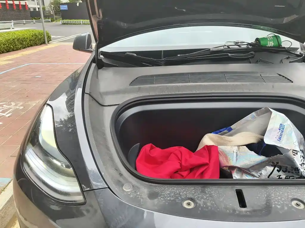 Tesla Model Y — миниатюра 21