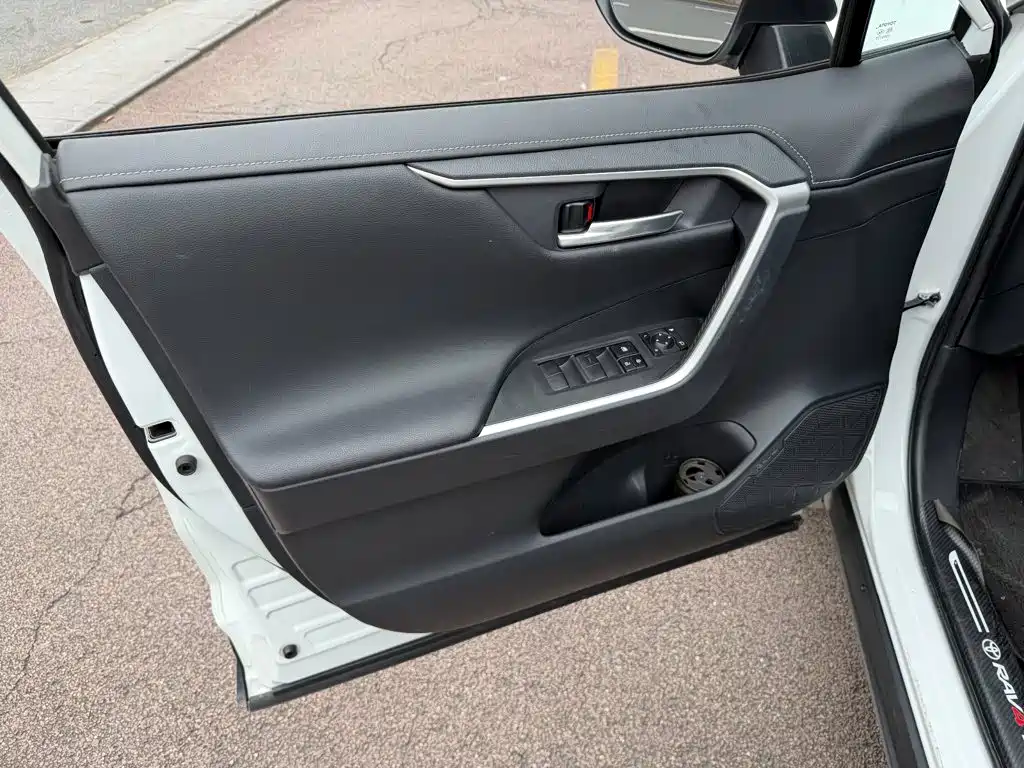Toyota RAV4 — миниатюра 6
